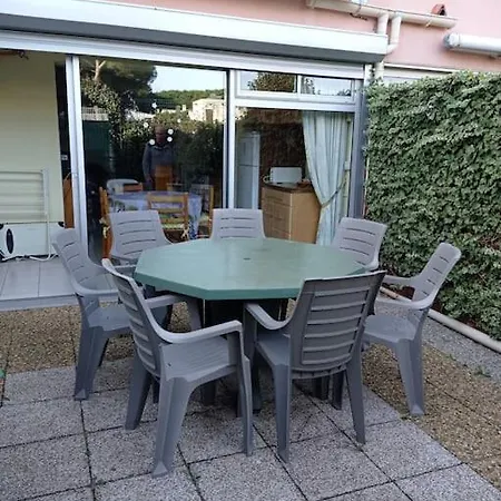 Rez De Jardin Pinede Proximite Quartier Naturiste *